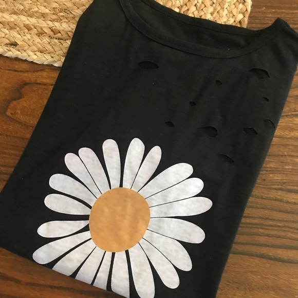 Tops - 🌼Lightly Distressed Daisy Tee